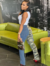 Pantalones ajustados de patchwork con camuflaje de mezclilla